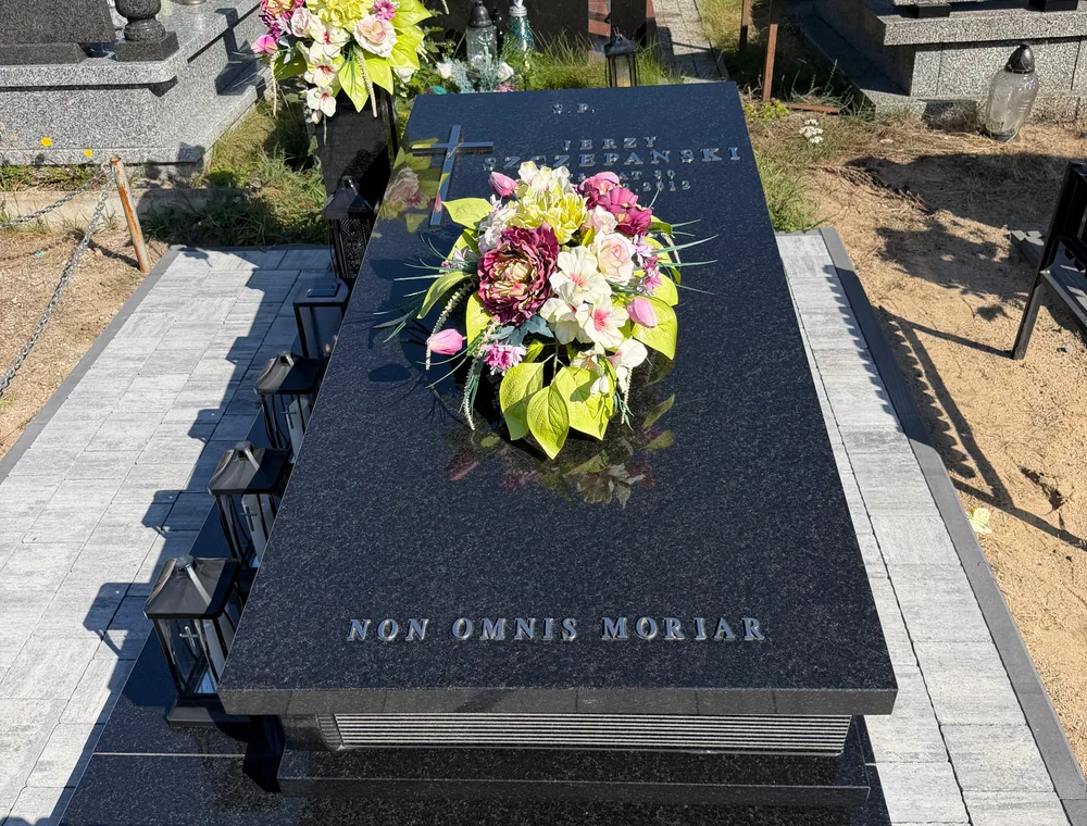Kompozycja kwiatowa ustawiona na nagrobku